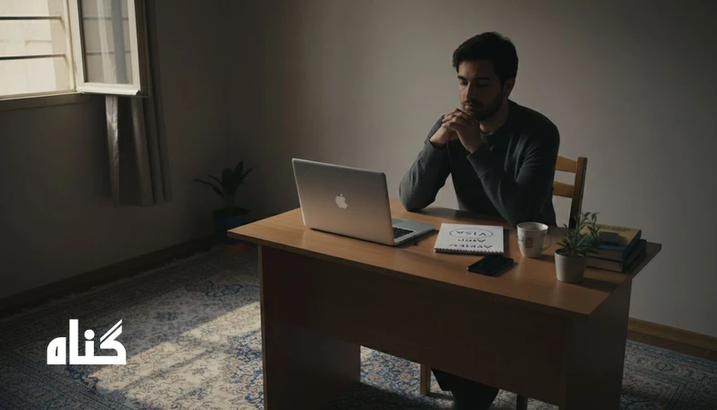 فردی پشت میز کار در نور ملایم عصر، در حال تعلل و عقب انداختن شروع کردن؛ نمادی از ترس پنهان پشت تعلل