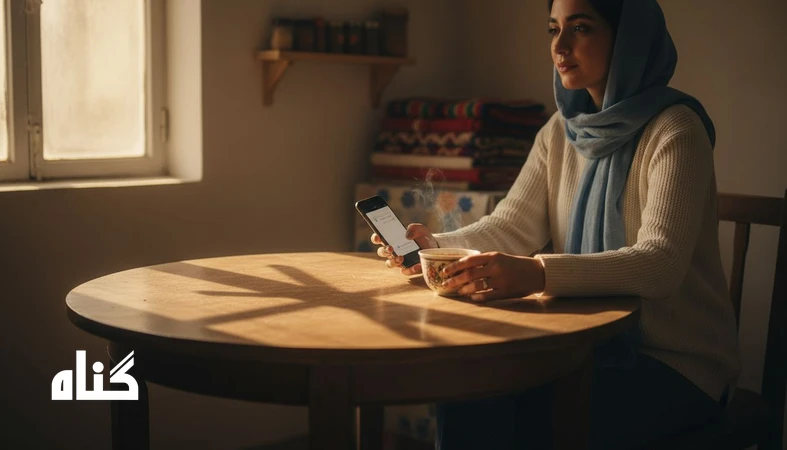 فردی در نور ملایم کنار میز، در حال مکث قبل از ارسال پیام؛ تصویر تصمیم غلط با نیت درست و احتمال نتیجه معکوس