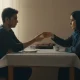 تصویر مفهومی از دلسوزی کنترل گر در رابطه؛ مهربانی همراه با محدود کردن اختیار و نظارت پنهان
